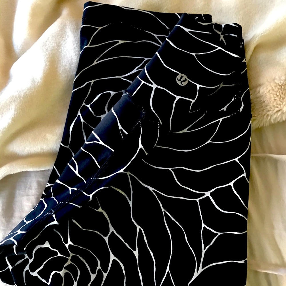 Lululemon Crop Leggings black and white